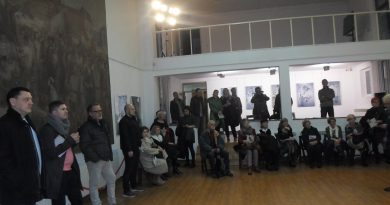 U Ateljeu „Ismet Mujezinović“ u Tuzli otvorena je izložba „Bez sebe-Drama svakidašnjeg u govoru bosanskih žena“