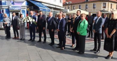 Delegacije iz gradova prijatelja Tuzle položile cvijeće na Kapiju