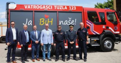 Nakon 15 godina: Vatrogasci Profesionalne vatrogasne jedinice Tuzle dobili novo vatrogasno vozilo
