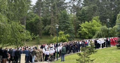 Položeno cvijeće na Slanoj Banji: Brojne delegacije i građani prisjećaju se ubijenih na Kapiji