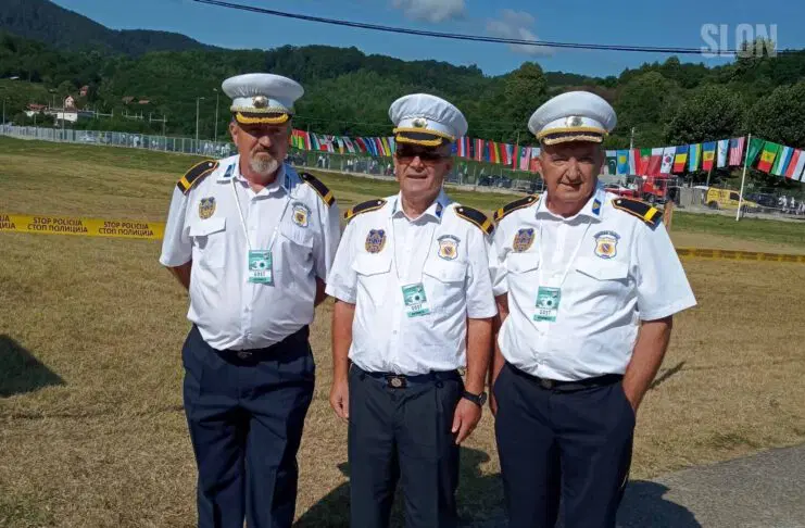 Udruženje policije „Manevarac“ Tuzla u Potočarima odali počast žrtvama genocida