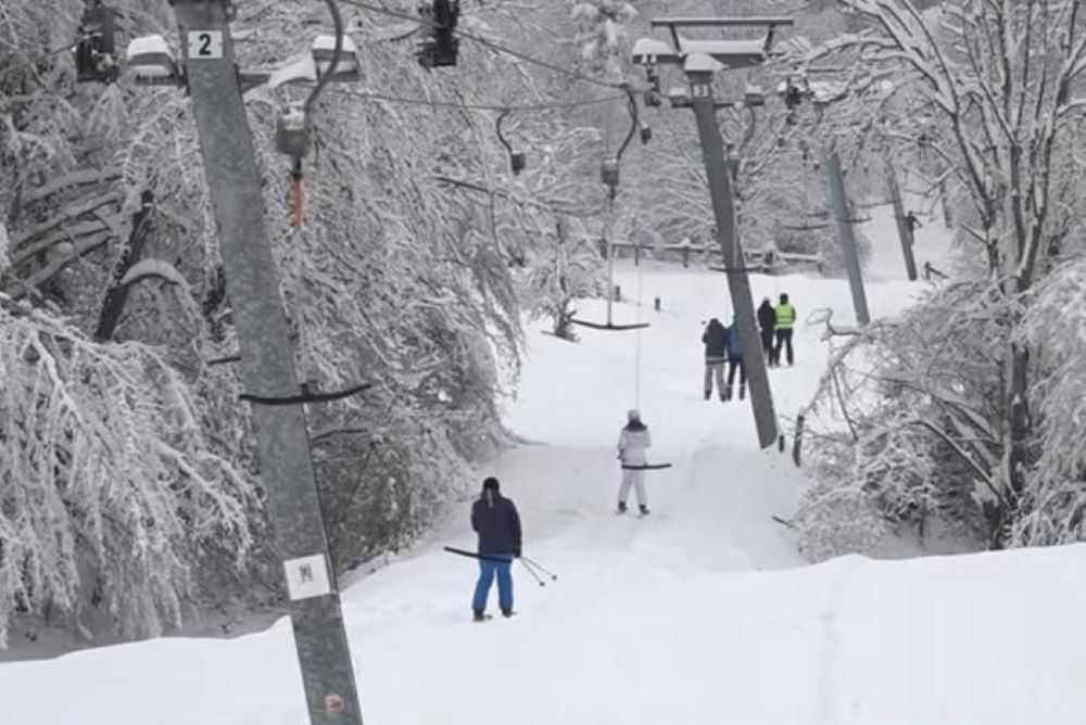 Otvorena sezona skijanja u Tuzlanskom kantonu: Kladanj i Ski lift Karaula čekaju na posjetioce