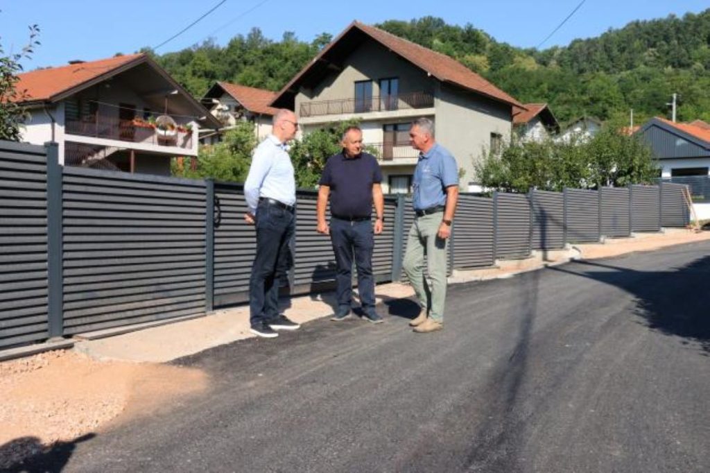 Tuzla nastavila ulaganja u mjesne zajednice: Asfaltiran put u Brđanima