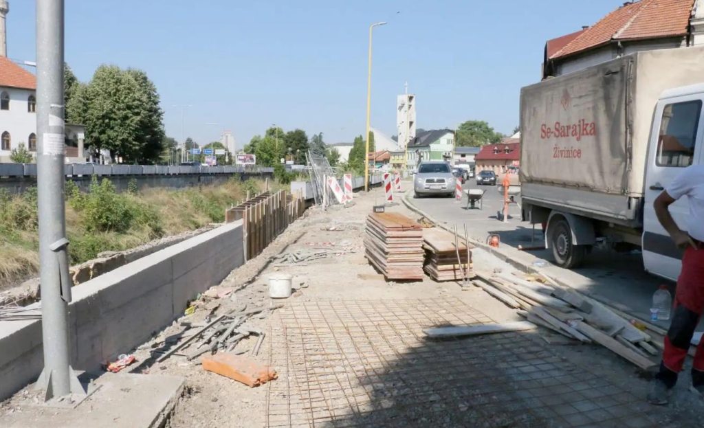 Trotoar kod Mosta s kipovima bit će obnovljen i dodatno osvijetljen