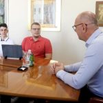 Književna večer u Lukavcu: Nikolaidis donosi „Safari u Sarajevu“