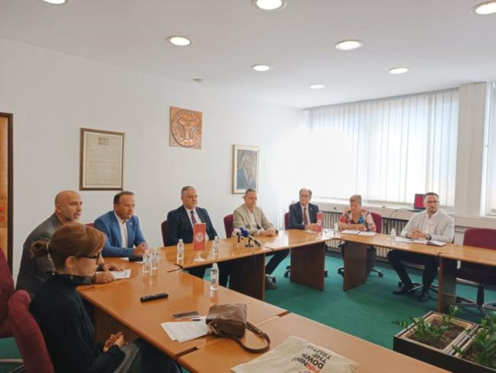 Pola stoljeća Univerziteta u Tuzli: Jubilej uz akademiju, monografiju i poštansku marku Pola stoljeća Univerziteta u Tuzli: Jubilej uz akademiju, monografiju i poštansku marku
