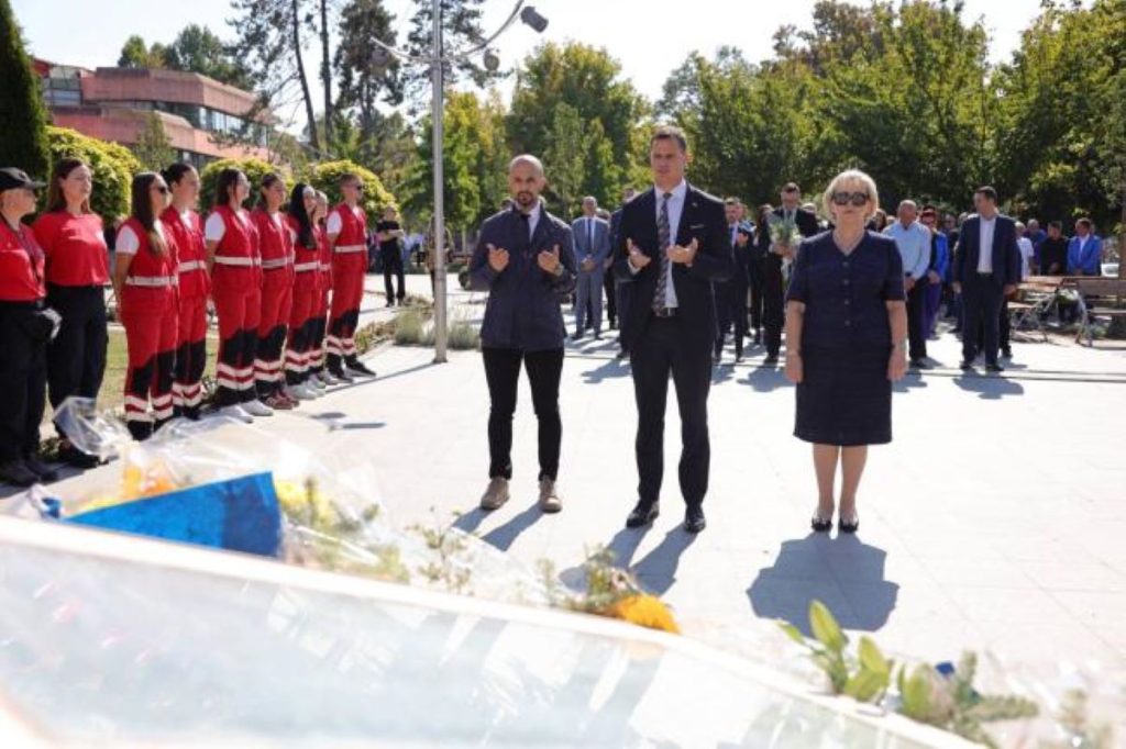Lukavac obilježio Dan grada: Položeno cvijeće i održana svečana akademija Lukavac obilježio Dan grada: Položeno cvijeće i održana svečana akademija