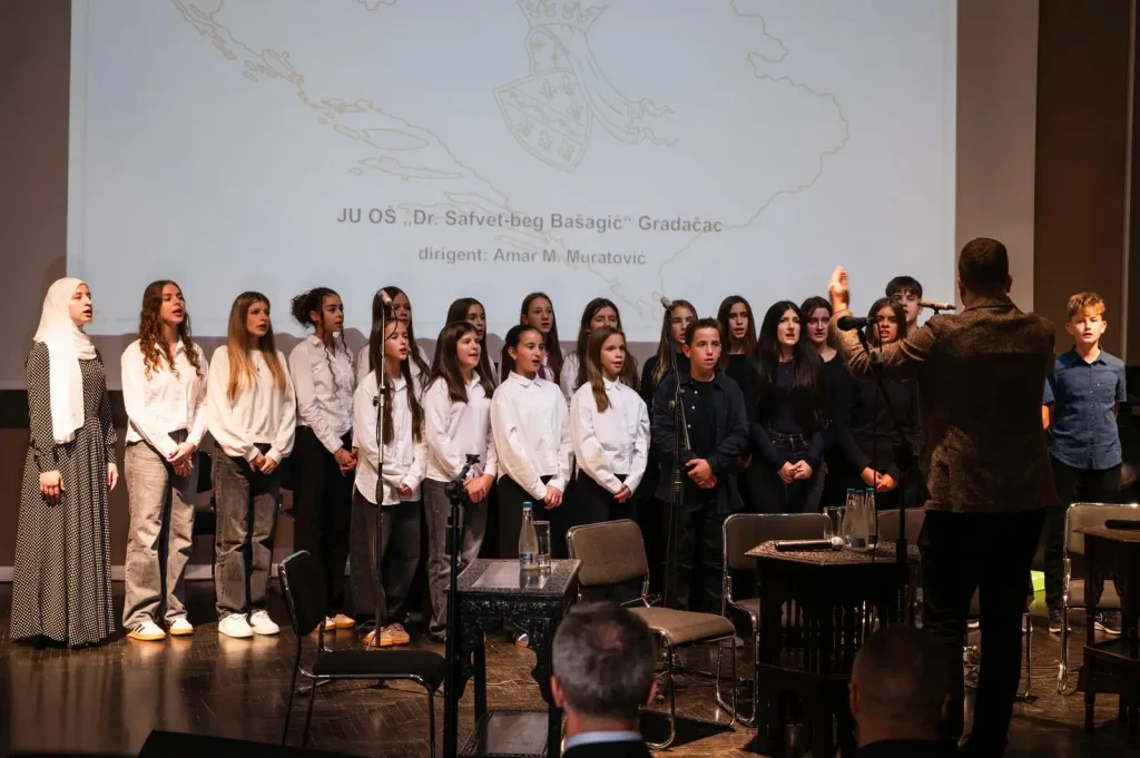 „Putevima bosanske kraljevske krune“: U Gradačcu održana panel-diskusija o bosanskoj državnosti „Putevima bosanske kraljevske krune“: U Gradačcu održana panel-diskusija o bosanskoj državnosti