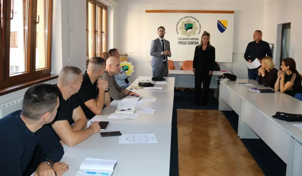 U Tuzli održana prva obuka pregovarača iz tri policijske agencije U Tuzli održana prva obuka pregovarača iz tri policijske agencije